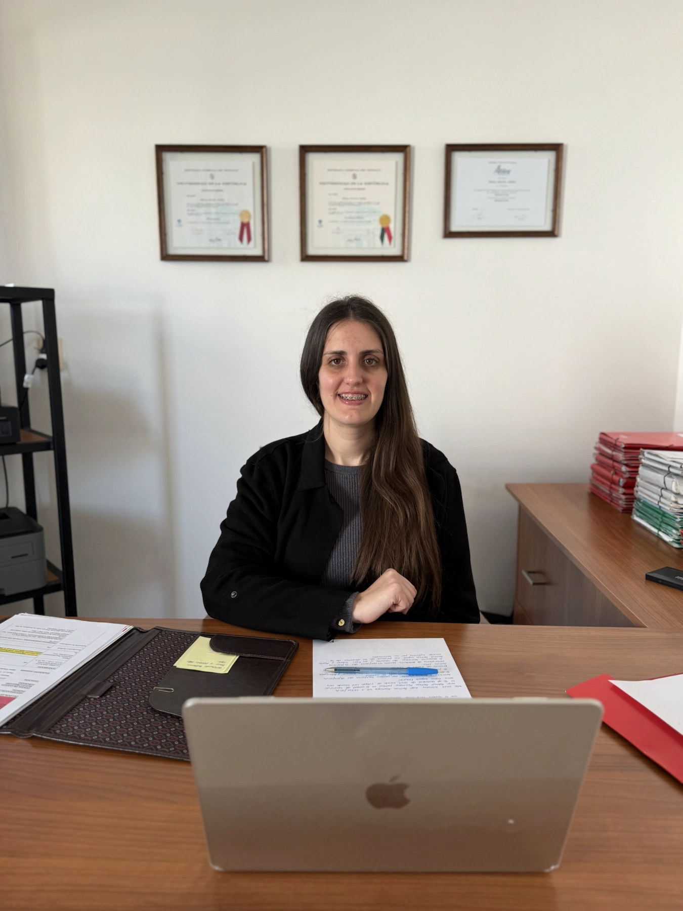 Escribana Eliana Isbarbo Gfeller en su oficina de Rosario